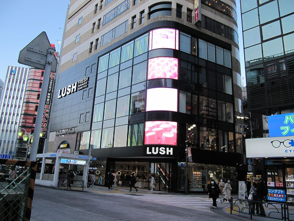 LUSH新宿店、アジア最大の旗艦店が客足好調