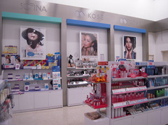 GMS・量販店の化粧品販売、有力各店が有形無形の独自色を確立する時代へ