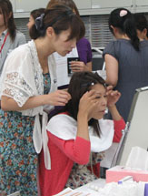 【CSR活動】カネボウ化粧品、視覚障がい女性向けメークセミナーに協力