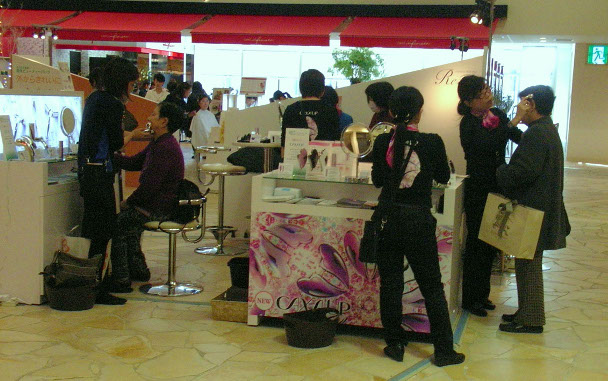 美容部員派遣会社、化粧品販売を後方から支援