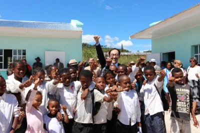 アルビオン、マダガスカルの小学校と中学校に校舎を寄贈