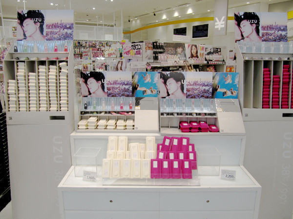 アインズ&トルペ 新宿東口店、最大の化粧品セレクトショップ