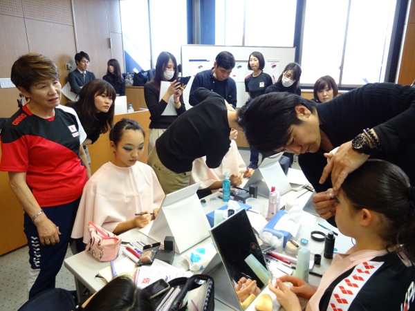 コーセー、「マーメイドジャパン」へのメイク講習会を開催