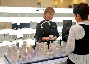 カネボウ化粧品、ロシアの販売子会社に日本人美容部員を派遣