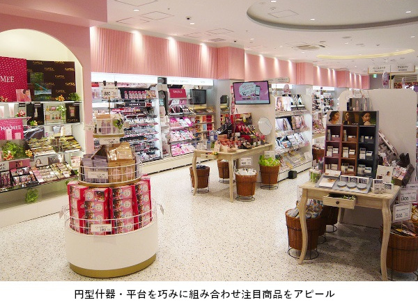 ココカラファイン東京新宿三丁目店、4層でフロアコンセプトを明確に