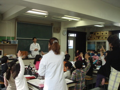 アルビオン、小学生に科学の楽しさを教える「第4回ハンドクリームづくり教室」を開催