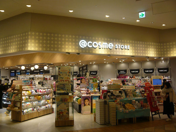 @cosme STOREルクア大阪店、改装等でコロナ前の売上を突破